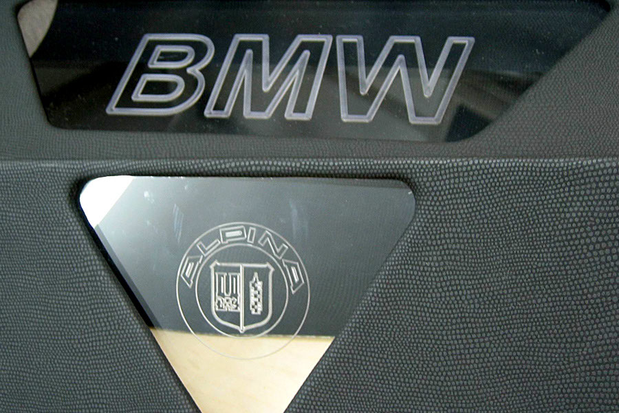 BMW-Alpina Schriftzug im Acrylglasfenster